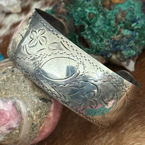 Vintage sterling silver etched cuff bracelet - Picture 4 of 9